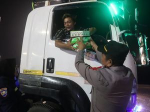 Sopir Truk Antre Berhari-hari di Pelabuhan BBJ, Polisi Bagikan Nasi Kotak