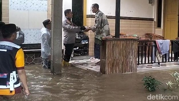 Polres Maros menyalurkan bantuan ke korban banjir.