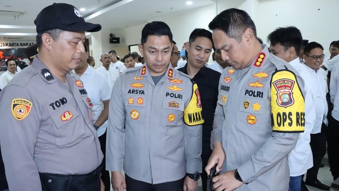 Polres Metro Jakarta Barat mengecek senjata api milik anggota.