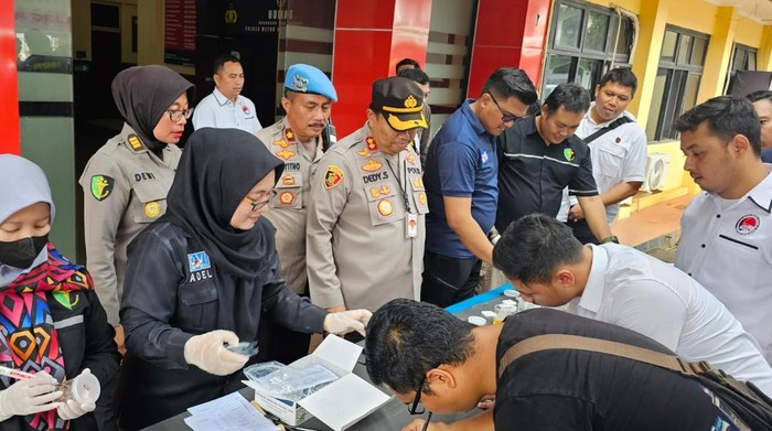 Polres Metro Jaksel melakukan tes urine secara mendadak kepada personelnya.