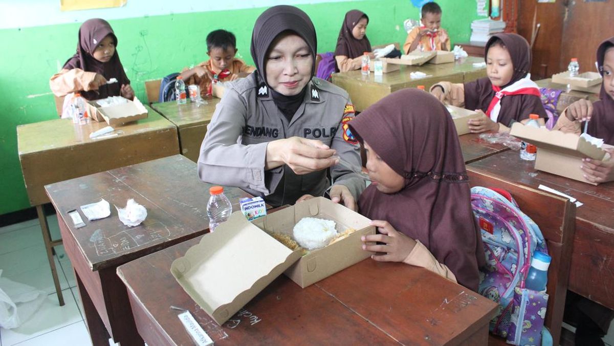 Senangnya Siswa SD Probolinggo Dapat Makanan Bergizi Gratis dari Polisi