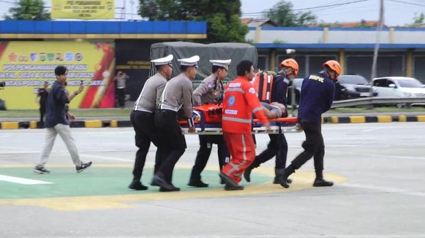 Polri menggelar pelatihan gabungan di Tol Cikarang Utama (Cikatama), Jawa Barat, untuk pemanfaatan tiga ambulans udara saat libur Natal dan Tahun Baru.