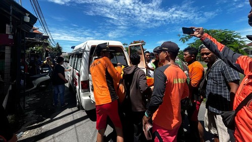 Proses evakuasi jenazah korban tenggelam di Sungai Tukad Badung, Jalan Taman Pancing, Denpasar, Senin (23/12/2024). (Dok Basarnas Bali)