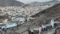 Gua hira adalah sebuah gua kecil yang terletak di puncak Jabal Nur. Jalanan yang harus dilalui untuk sampai ke gua ini cukup terjal. Lokasinya cukup jauh sehingga butuh istirahat sejenak saat pendakian. Namun, ketika sampai di puncak, Anda bisa melihat keseluruhan Kota Makkah. Foto: Getty Images/nmemmedzade