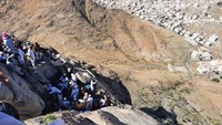 Berziarah ke Jabal Nur, jemaah dapat sekaligus melihat gua tempat diturunkannya ayat pertama dalam Al-Quran kepada Nabi Muhammad SAW. Foto: Getty Images/nmemmedzade