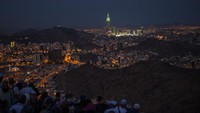 Ini adalah pemandangan malam dari puncak Jabal Nur dekat Gua Hira. Masjidil Haram dan Zamzam Tower pun dapat terlihat dari sini. Foto: Getty Images/nmemmedzade