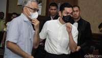 Hakim juga menghukum Harvey membayar denda Rp 1 miliar. Jika tak dibayar, maka diganti dengan kurungan 6 bulan.