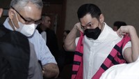Harvey juga dihukum membayar uang pengganti senilai Rp 210 miliar. Apabila tidak dibayar, maka harta bendanya akan dirampas dan dilelang untuk mengganti kerugian atau apabila jumlah tidak mencukupi maka diganti hukuman penjara.