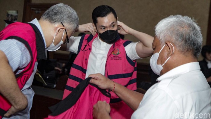 Harvey Moeis menjalani sidang vonis kasus korupsi pengelolaan tata niaga komoditas timah di Pengadilan Tindak Pidana Korupsi (Tipikor), Jakarta, Senin (23/12/2024).