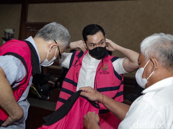 Harvey Moeis menjalani sidang vonis kasus korupsi pengelolaan tata niaga komoditas timah di Pengadilan Tindak Pidana Korupsi (Tipikor), Jakarta, Senin (23/12/2024).