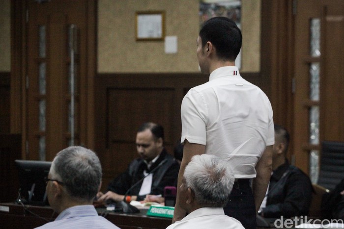 Harvey Moeis menjalani sidang vonis kasus korupsi pengelolaan tata niaga komoditas timah di Pengadilan Tindak Pidana Korupsi (Tipikor), Jakarta, Senin (23/12/2024).