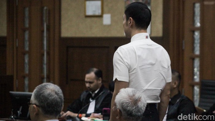 Harvey Moeis menjalani sidang vonis kasus korupsi pengelolaan tata niaga komoditas timah di Pengadilan Tindak Pidana Korupsi (Tipikor), Jakarta, Senin (23/12/2024).