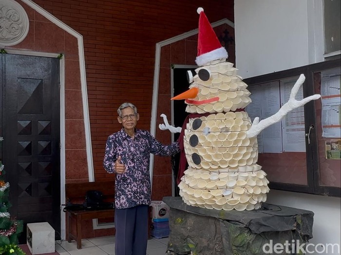 Replika snowman dari gelas kertas di Gereja Paroki Santo Petrus Paulus, Kabupaten Rembang, Senin (23/11/2024).