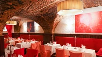 Tercatat sebagai restoran tertua, St. Peter Stiftskulinarium di Salzbrg, Austria sudah berdiri sejak 803 Masehi. Restorannya kin telah bertransformasi menyajikan menu-menu modern. Foto: CNTraveler