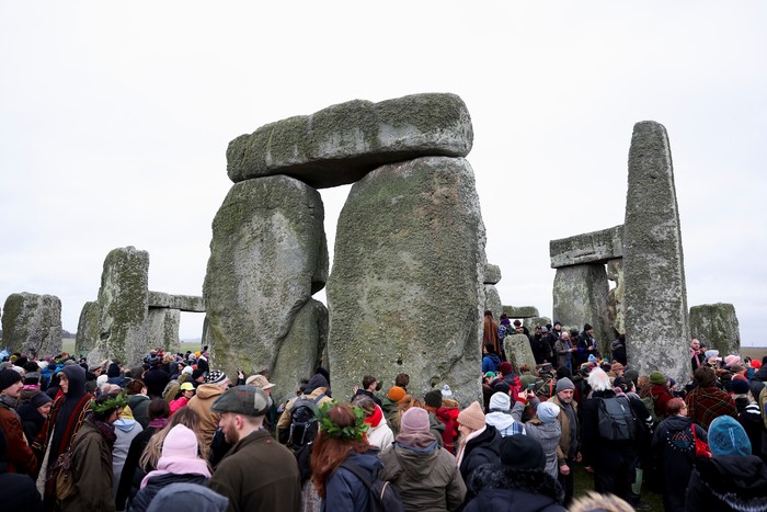 Ribuan orang merayakan winter solstice, menandai dimulainya musim dingin. Perayaan ini memadukan tradisi kuno dan modern.