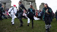 Ribuan orang berkumpul di Stonehenge, Wiltshire, Inggris, untuk merayakan winter solstice, atau matahari musim dingin, pada Sabtu (21/12/2024).