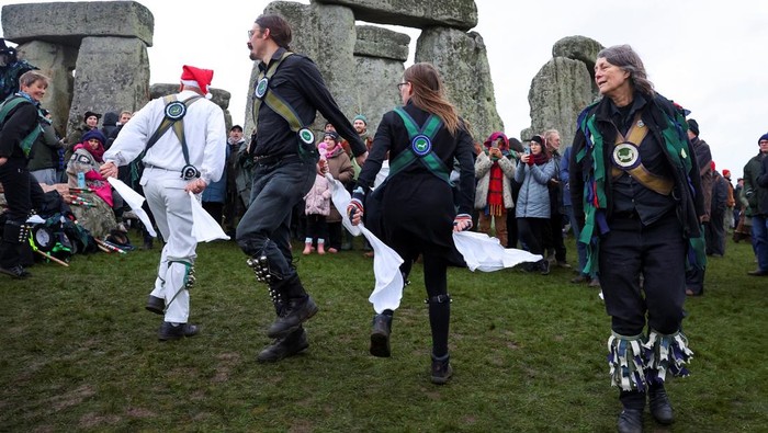 Ribuan orang merayakan winter solstice, menandai dimulainya musim dingin. Perayaan ini memadukan tradisi kuno dan modern.