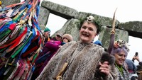 Mereka juga menyaksikan matahari terbit di situs prasejarah Stonehenge, yang telah menjadi simbol penting dalam budaya Inggris.