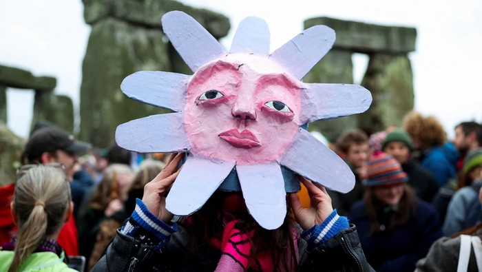 Ribuan Orang Rayakan Matahari Musim Dingin di Inggris Ribuan orang merayakan winter solstice, menandai dimulainya musim dingin. Perayaan ini memadukan tradisi kuno dan modern.