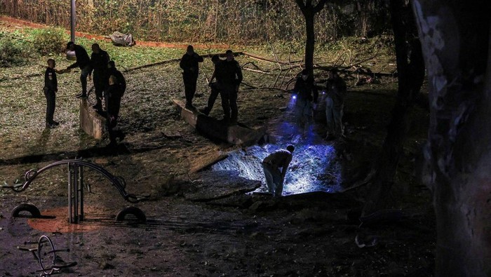 Israeli emergency services work at the scene of a missile strike that, according to Israel's military, was launched from Yemen and landed in Jaffa, south of Tel Aviv, Israel, December 21, 2024. REUTERS/Itai Ron  ISRAEL OUT. NO COMMERCIAL OR EDITORIAL SALES IN ISRAEL