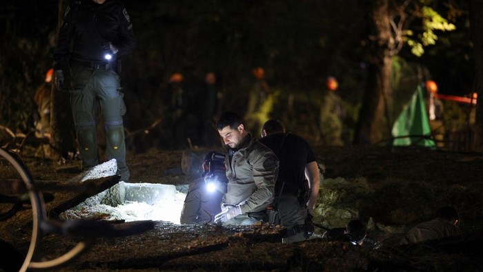 Rudal dari Yaman Tembus Israel, Sisakan Lubang Besar Israeli emergency services work at the scene of a missile strike that, according to Israelβs military, was launched from Yemen and landed in Jaffa, south of Tel Aviv, Israel, December 21, 2024. REUTERS/ Stoyan Nenov