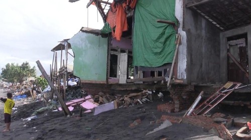Rumah warga di Lingkungan Bintaro, Kecamatan Ampenan, Mataram, NTB, hancur akibat banjir rob, Senin (23/12/2024). (Nathea Citra/detikBali)