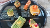 Paket Christmas High Tea ini terdiri atas 9 menu pilihan yang nikmat. Makanannya berukuran kecil ala canape, di antaranya ada creamy egg mayo tart, smoke salmon tangerine cream cheese, smoke pastrami slider, hingga chicken wings. Foto: detikFood/Yenny Mustika Sari