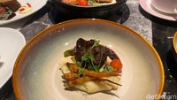 Deconstructed Beef Bourguignone juga bisa menjadi pilihan para tamu. Sajian yang populer di Prancis ini berupa beef stew yang dimasak menggunakan red wine bersama wortel dan jamur. Foto: detikFood/Yenny Mustika Sari