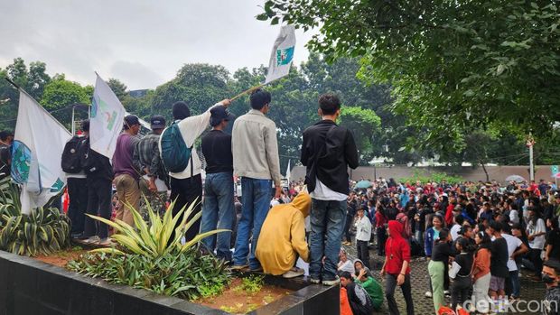 Sejumlah elemen masyarakat melakukan aksi demonstrasi di depan gedung KPK, Jakarta. Mereka mendesak KPK untuk segera menangkap buronan Harun Masiku. (Adrial A/detikcom)