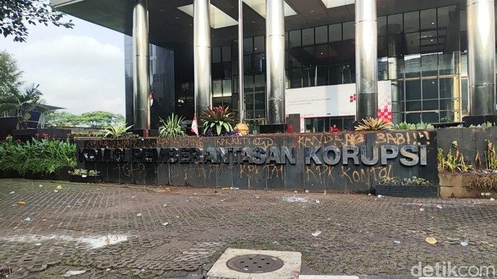 Sejumlah orang demonstrasi di depan gedung KPK mendesak ditangkapnya buronan Harun Masiku. Massa sempat mencoret-coret hingga melempari gedung KPK dengan batu. (Adrial A/detikcom)