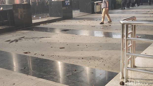 Sejumlah orang demonstrasi di depan gedung KPK mendesak ditangkapnya buronan Harun Masiku. Massa sempat mencoret-coret hingga melempari gedung KPK dengan batu. (Adrial A/detikcom)
