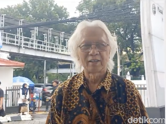 Seniman Yos Suprapto di Galeri Nasional Indonesia Seniman Yos Suprapto di Galeri Nasional Indonesia