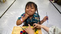 Anak-anak berkebutuhan khusus (ABK) melakukan kegiatan melukis di ruang anak milik MNI.   