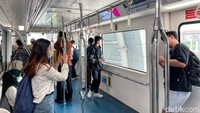 Fasilitas kereta Kalayang ini gratis dan tidak dipungut biaya. Untuk perjalanan pulang, prosedurnya sama seperti saat kedatangan. Traveler dapat menggunakan kereta Kalayang menuju Stasiun Kereta Bandara. Setelah tiba di Stasiun Bandara Soekarno-Hatta, traveler perlu membeli tiket di alat pemesanan tiket berwarna merah.