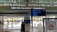 Harga tiket Kereta Bandara dari Stasiun BNI City menuju Bandara Soekarno-Hatta adalah Rp 70.000. Setelah tiba di Bandara Soekarno-Hatta, traveler akan diarahkan menuju petunjuk Kereta Kalayang (Skytrain), yang akan mengantarkan penumpang ke Terminal 1, Terminal 2, atau Terminal 3.