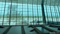 Pastikan tiket yang dibeli sesuai dengan jadwal keberangkatan kereta yang diinginkan. Selain itu, nongkrong di bandara memberikan ruang untuk me time. Yaitu Terminal 3, terminal ini terkenal dengan desain modern dan fasilitas lengkap. Traveler bisa duduk di salah satu lounge atau sekadar menikmati secangkir kopi di kafe-kafe. Tempat ini cocok untuk merenung sambil melihat pesawat lepas landas dan mendarat.