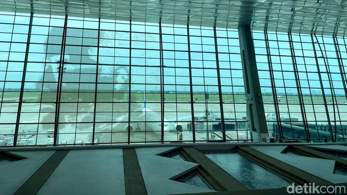 Serunya Healing ke Bandara Soekarno-Hatta Naik Kereta Bandara Soekarno-Hatta bisa dijadikan tempat untuk healing lho. Apa spesialnya bandara? Tempat ini menawarkan suasana yang tak biasa, ramai, penuh semangat perjalanan, tapi juga menenangkan.