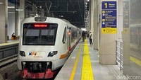 Kereta Bandara Soekarno Hatta bisa jadi pilihan yang praktis dan nyaman. Dimulai dari stasiun Sudirman baru yaitu BNI City , traveler bisa menikmati perjalanan tanpa perlu menghadapi kemacetan jalan raya. Kereta ini dilengkapi dengan fasilitas nyaman seperti AC, kursi empuk bisa di modifikasi kursi, pemandangan hutan pepohonan berwarna hijau dan suasana kereta di dalam yang bersih dan dingin.