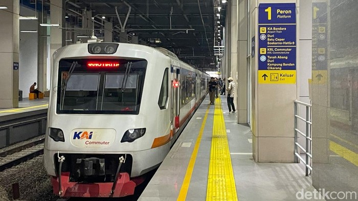 Serunya Healing ke Bandara Soekarno-Hatta Naik Kereta Bandara Soekarno-Hatta bisa dijadikan tempat untuk healing lho. Apa spesialnya bandara? Tempat ini menawarkan suasana yang tak biasa, ramai, penuh semangat perjalanan, tapi juga menenangkan.
