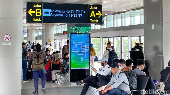 Serunya Healing ke Bandara Soekarno-Hatta Naik Kereta Bandara Soekarno-Hatta bisa dijadikan tempat untuk healing lho. Apa spesialnya bandara? Tempat ini menawarkan suasana yang tak biasa, ramai, penuh semangat perjalanan, tapi juga menenangkan.