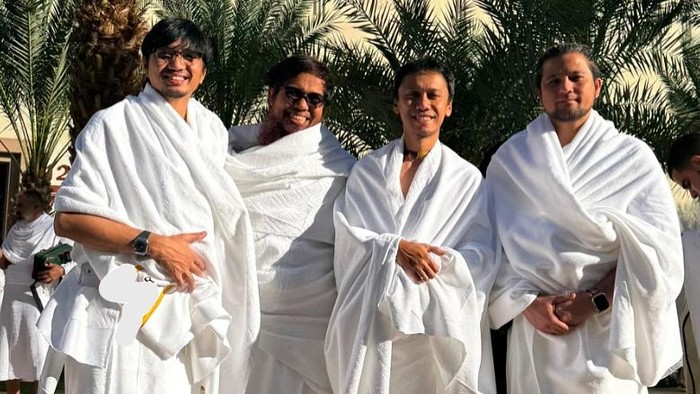 Sheila On 7 dan Sakti umrah bareng.