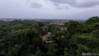 Melihat pemandangan Cirebon dari atas Musala Puser Bumi di makam Syekh Dzatul Kahfi.