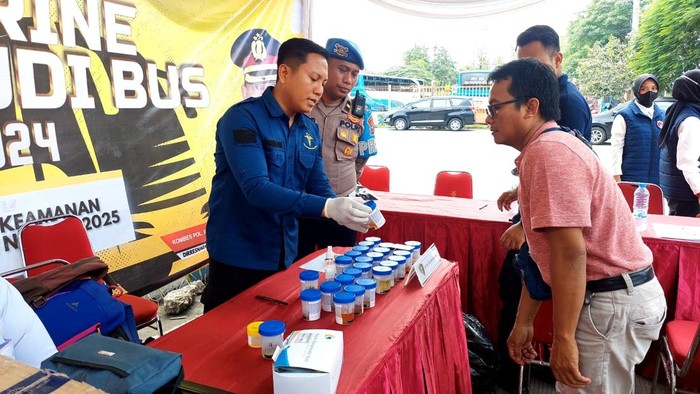 sopir bus di Terminal Purabaya dites urine