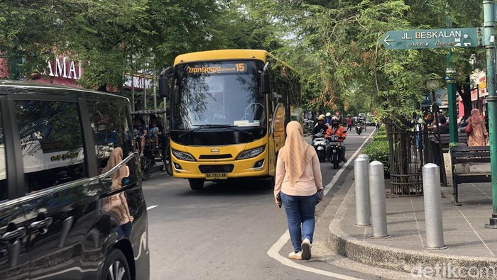 Suasana di Jalan Malioboro, Kota Jogja, Senin (23/12/2024) siang.