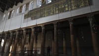 Di kolong basilika ini terdapat Gua Kelahiran, yakni gua yang diyakini umat Kristen dari berbagai denominasi sebagai tempat lahir Yesus Kristus.