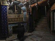 Suasana Gereja Kelahiran Yesus di Tepi Barat Jelang Natal