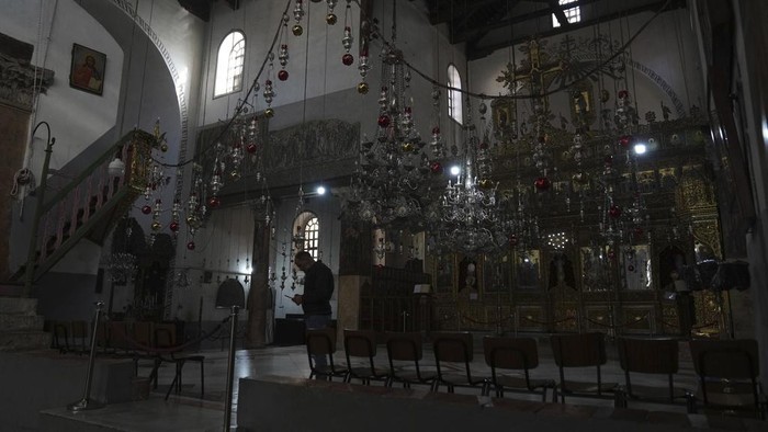 Suasana Gereja Kelahiran Yesus di Tepi Barat Jelang Natal Visitors walk past the Church of the Nativity, where Christians believe Jesus Christ was born, ahead of Christmas in the West Bank city of Bethlehem, Monday, Dec. 23, 2024. (AP Photo/Nasser Nasser)