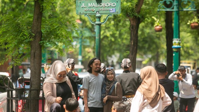Wisatawan menaiki becak melintas di kawasan Malioboro, Yogyakarta, Senin (23/12/2024). Memasuki libur Natal dan tahun baru sejumlah destinasi wisata di Yogyakarta mulai dipadati wisatawan dan Pemerintah DIY memprediksi jumlah wisatawan selama masa liburan mencapai 9,2 juta orang. ANTARA FOTO/Hendra Nurdiyansyah/rwa.