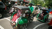 Wisatawan menaiki becak melintas di kawasan Malioboro, Yogyakarta, Senin (23/12/2024). 