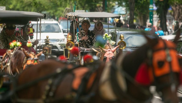 Wisatawan menaiki becak melintas di kawasan Malioboro, Yogyakarta, Senin (23/12/2024). Memasuki libur Natal dan tahun baru sejumlah destinasi wisata di Yogyakarta mulai dipadati wisatawan dan Pemerintah DIY memprediksi jumlah wisatawan selama masa liburan mencapai 9,2 juta orang. ANTARA FOTO/Hendra Nurdiyansyah/rwa.